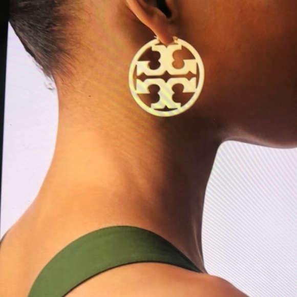 Tory Burch Jewelry - ❌SALE ❌NWT TORI BURCH LARGE, GOLD HOOP DOUBLE TT EARRINGS.